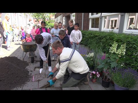 Tom Groot helpt de OBS Julianaschool met het NK tegelwippen